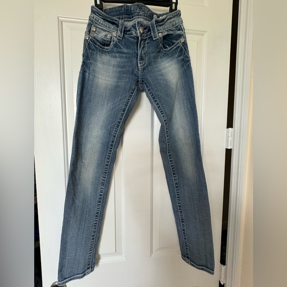Miss Me lady’s skinny jeans. Jeweled pockets, broad stitching with light wear. - Picture 4 of 10